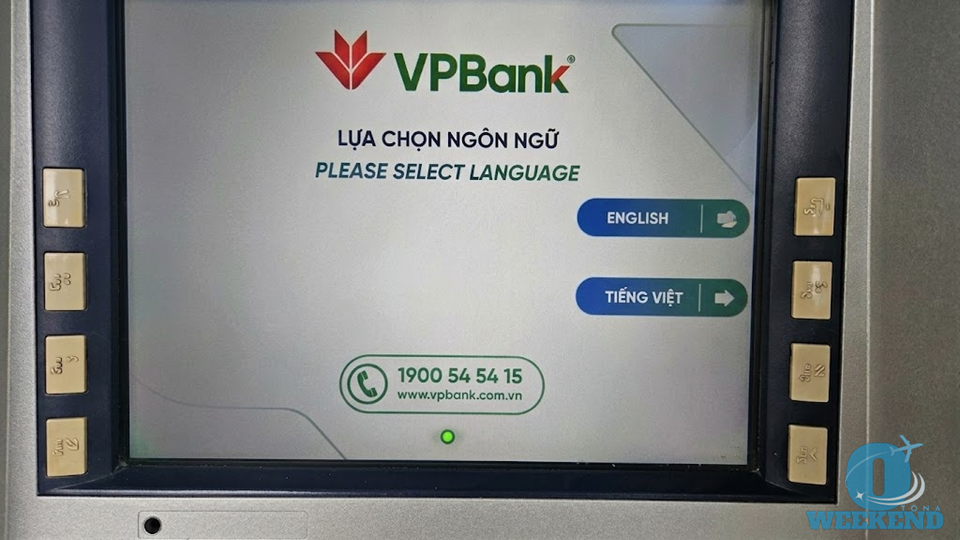 VPBankのATMの言語選択画面